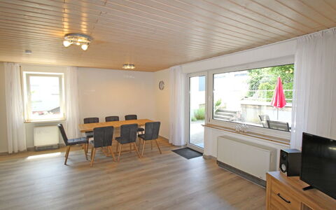 Eifelnatur (Haus 3): Meubles, Cabinetry, Bâtiment, Table, Bois, Chaise, Design Intérieur, Tiroir, Salle, Sol
