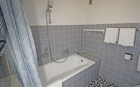 Eifelnatur (Haus 3): Baignoire, Luminaire Plomberie, Propriété, Bâtiment, Salle De Bains, Douche, Design Intérieur, Tete De Douche, Sol