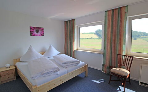 Eifelnatur (Haus 3): Chambre, Lit, Pièce, Meubles, Propriété, Drap De Lit, Cadre De Lit, Sol, Literie, Matelas