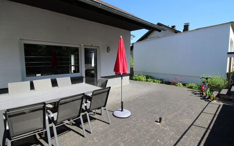 Eifelnatur (Haus 3): Ciel, Bâtiment, Ombre, Architecture, Design Intérieur, Fenêtre, Sol, Plante, Sol, Mur