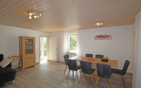 Eifelnatur (Haus 3): Pièce, Propriété, Bâtiment, Plafond, Sol, Meubles, Parquet, Maison, Design Intérieur, Immobilier