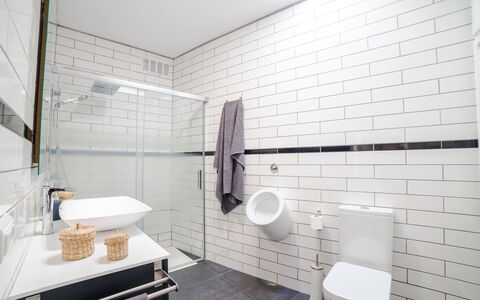 Can Josep: Salle De Bains, Tuile, Propriété, Pièce, Design Intérieur, Mur, Sol, Architecture, Luminaire Plomberie, Bâtiment