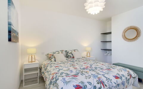 Domaine D'Augustin Apt B01: Chambre, Lit, Meubles, Pièce, Propriété, Drap De Lit, Cadre De Lit, Literie, Design Intérieur, Mur