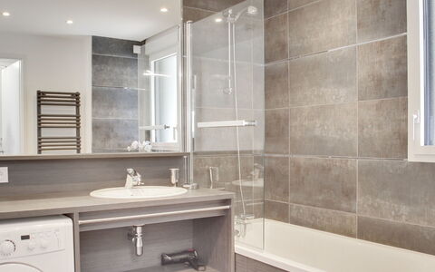 Domaine D'Augustin Apt B01: Salle De Bains, Propriété, Pièce, Tuile, Design Intérieur, Mur, Sol, Meubles, Architecture, Bâtiment