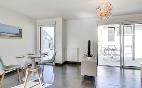 Domaine D'Augustin Apt B01: Pièce, Propriété, Blanc, Sol, Design Intérieur, Meubles, Bâtiment, Plafond, Maison, Table