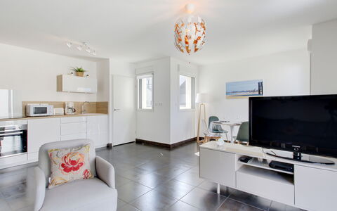 Domaine D'Augustin Apt B01: Pièce, Propriété, Meubles, Blanc, Design Intérieur, Salon, Bâtiment, Sol, Plafond, Maison