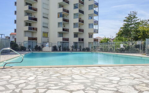 Arcachon 204: L'Eau, Bâtiment, Ciel, Propriété, Fenêtre, Piscine, Bleu Azur, Arbre, Maison, Ombre