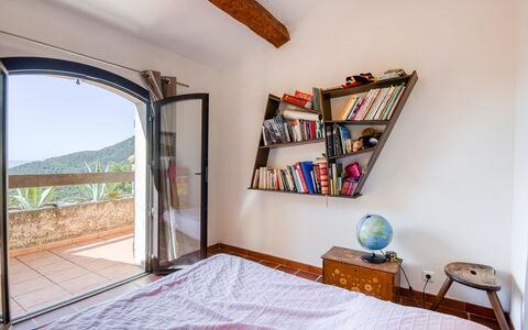 Les Baux Rouges: Chambre, Pièce, Propriété, Meubles, Lit, Drap De Lit, Maison, Mur, Immobilier, Bâtiment