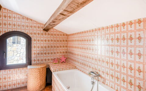 Les Baux Rouges: Propriété, Pièce, Tuile, Design Intérieur, Mur, Bâtiment, Plafond, Architecture, Maison, Brique