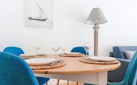 Le Clos Tranquille: Meubles, Bois, Design Intérieur, Textile, Table, Chaise, Sol, Pièce, Salle À Manger, Table Cuisine Et Salle A Manger