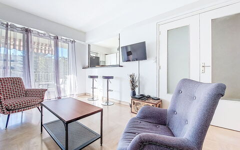 Le Clos Tranquille: Meubles, Design Intérieur, Sol, Sol, Pièce, Plafond, Canapé, Salon, Table, Éclairage