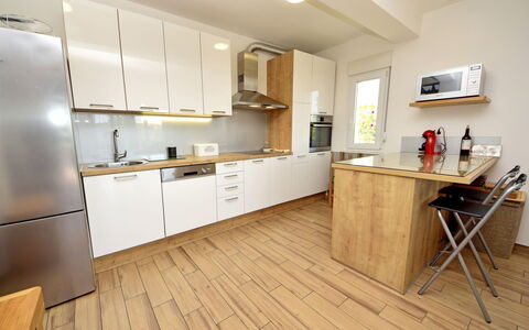Stella Kastela: Pièce, Meubles, Propriété, Comptoir, Sol, Cuisine, Design Intérieur, Parquet, Cabinetry, Bâtiment