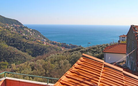 Casale: Ciel, Jour, Propriété, L'Eau, Bâtiment, Bleu Azur, Bois, Pente, Maison, Mur