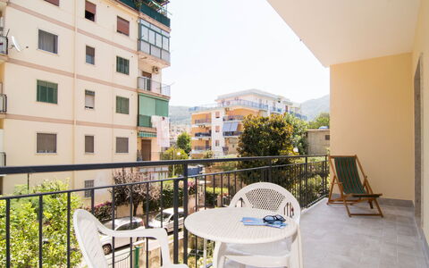 Ritamar: Bâtiment, Plante, Meubles, Fenêtre, Ciel, Chaise, Pot De Fleur, Table, Architecture, Mobilier De Jardin