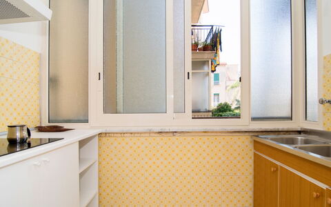 Ritamar: Pièce, Propriété, Jaune, Salle De Bains, Tuile, Design Intérieur, Sol, Meubles, Bâtiment, Architecture