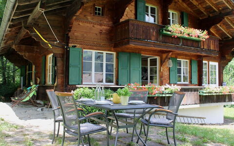 Chalet Maru: Plante, Bâtiment, Propriété, Fenêtre, Meubles, Table, Fleur, Maison, Chaise, Pot De Fleur