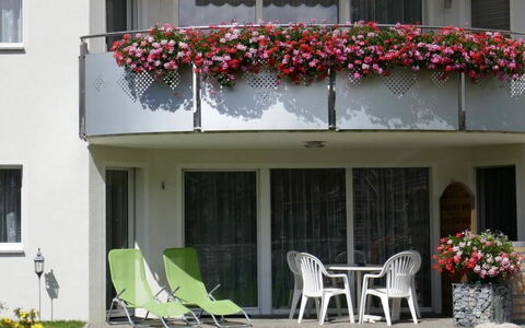 Haus Artemis: Fleur, Plante, Fenêtre, Propriété, Bâtiment, Blanc, Vert, Pot De Fleur, Architecture, Ombre