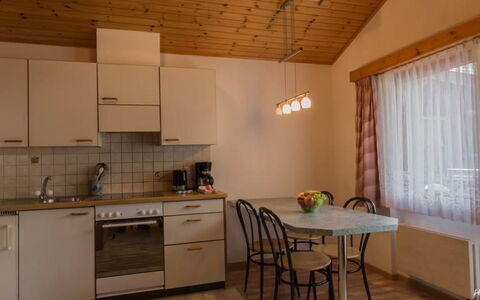 Bergfink: Cabinetry, Propriété, Meubles, Évier, Comptoir, Evier, Bois, Rideau, Cuisinière, Chaise