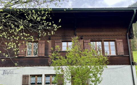 Akelei (Klein): Ciel, Plante, Bâtiment, Nuage, Fenêtre, Arbre, Maison, Bois, Design Urbain, Pente