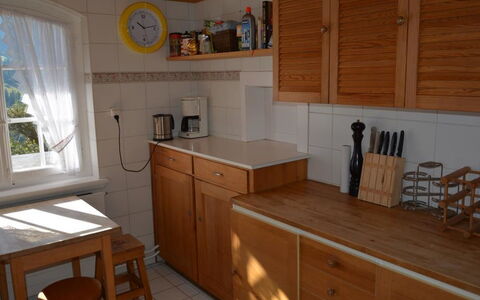 La Ruche, Chalet: Cabinetry, Meubles, Fenêtre, Comptoir, Table, Tiroir, Chaise, Bois, Cuisine, Evier