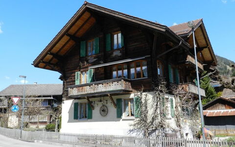 Margrit: Ciel, Plante, Bâtiment, Nuage, Fenêtre, Arbre, Maison, Bois, Design Urbain, Pente