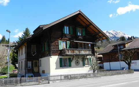 Margrit: Ciel, Plante, Bâtiment, Nuage, Fenêtre, Arbre, Maison, Bois, Design Urbain, Pente