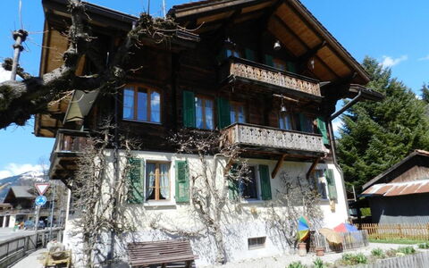 Margrit: Ciel, Plante, Bâtiment, Nuage, Fenêtre, Arbre, Maison, Bois, Design Urbain, Pente
