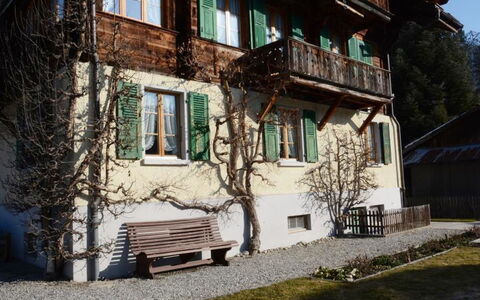 Margrit: Ciel, Plante, Bâtiment, Nuage, Fenêtre, Arbre, Maison, Bois, Design Urbain, Pente