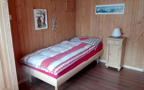 Steinacher 7: Meubles, Confort, Lit, Cadre De Lit, Bois, Bâtiment, Design Intérieur, Oreiller, Sol, Sol