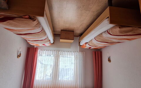 Orion: Marron, Bâtiment, Fenêtre, Bois, Textile, Ombre, Design Intérieur, Sol, Ligne