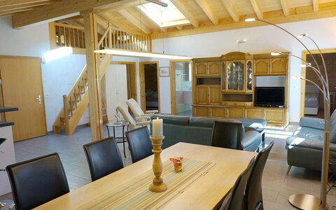 Majelas Heiti: Table, Propriété, Meubles, Bois, Bâtiment, Design Intérieur, Chaise, Canapé, Architecture, Sol
