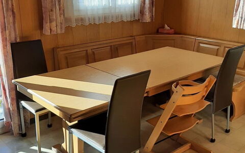 Abendrot 1. Og Süd-West: Meubles, Propriété, Fenêtre, Table, Chaise, Bois, Design Intérieur, Rideau, Sol, Sol