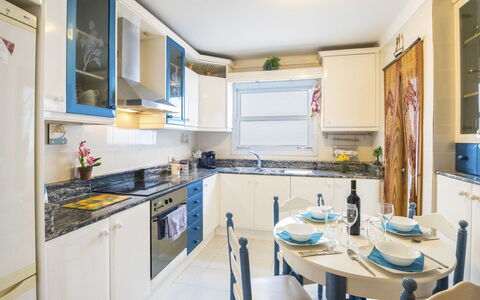 Mariners 2: Propriété, Pièce, Cuisine, Bâtiment, Meubles, Comptoir, Design Intérieur, Cabinetry, Maison, Jaune