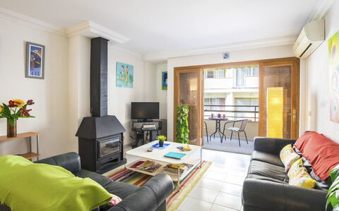 Mariners 2: Pièce, Propriété, Meubles, Salon, Design Intérieur, Bâtiment, Immobilier, Jaune, Maison, Table