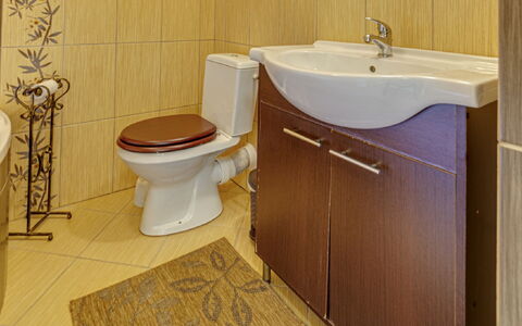 Chata Pod Grapom: Marron, Propriété, Luminaire Plomberie, Siège De Toilette, Lavabo, Salle De Bains, Toilette, Robinet, Violet, Design Intérieur