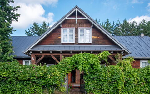 Bursztynowy Dwór: Bâtiment, Fenêtre, Maison, Toit, Domicile, Chalet, Arbuste, Architecture, Siding