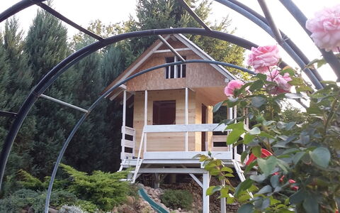 Latków: Plante, Fleur, Propriété, Bâtiment, Fenêtre, Ciel, Arbre, Escaliers, Maison, Bois