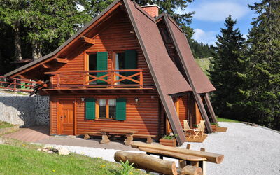 Krvavec 100: Plante, Bâtiment, Propriété, Fenêtre, Ciel, Arbre, Maison, Bois, Paysage Naturel, Nuage