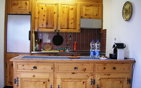 Ferienwohnung Köppel: Cabinetry, Propriété, Meubles, Comptoir, Bois, Tiroir, Bâtiment, Design Intérieur, Tache De Bois, Jaune