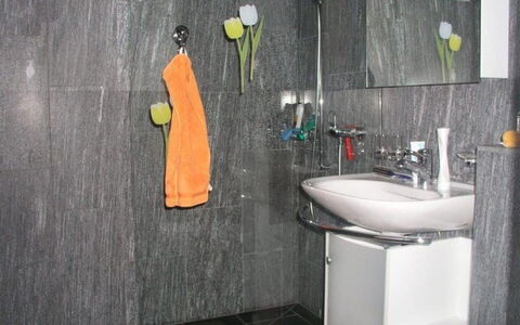 Ferienwohnung Köppel: Évier, Robinet, Luminaire Plomberie, Lavabo, Salle De Bains, Toilette, Siège De Toilette, Bois, Sol