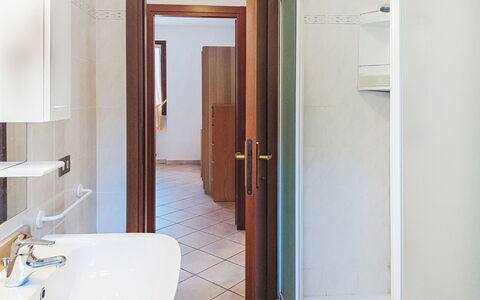 La Rocca: Sol, Bois, Sol, Design Intérieur, Luminaire Plomberie, Porte, Plafond, Pièce, Plomberie, Salle De Bains