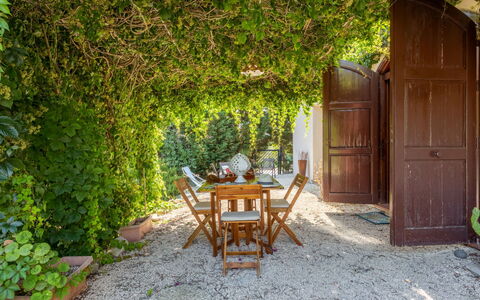 Casale Colomba: Meubles, Table, Bâtiment, Chaise, Vaisselle, Nuage, Ciel, Nappe De Table, Mobilier De Jardin, Ombre