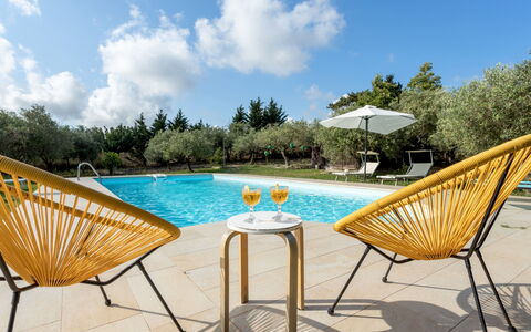 Casale Colomba: Meubles, Table, Bâtiment, Chaise, Vaisselle, Nuage, Ciel, Nappe De Table, Mobilier De Jardin, Ombre