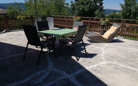 Mayrhofer: Meubles, Table, Propriété, Chaise, Plante, Tableau De Plein Air, Ombre, Mobilier De Jardin, Ciel, Surface De La Route