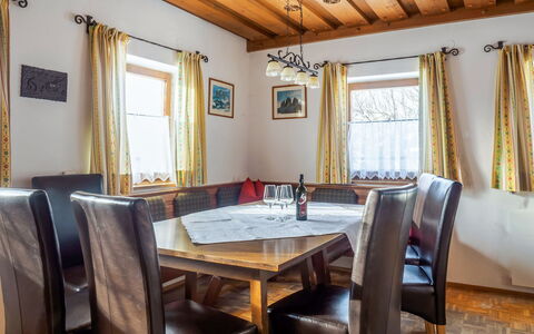 Glatzbichl: Pièce, Propriété, Salle À Manger, Plafond, Bâtiment, Design Intérieur, Meubles, Table, Maison, Restaurant
