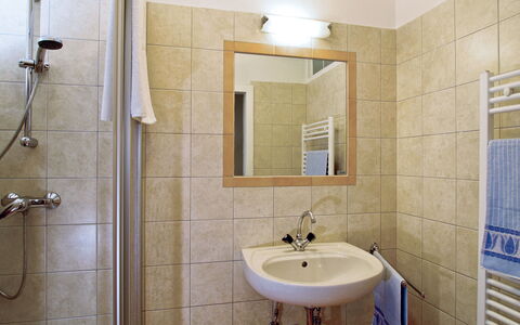 Glatzbichl: Salle De Bains, Propriété, Pièce, Tuile, Robinet, Luminaire Plomberie, Mur, Design Intérieur, Architecture, Accessoire Salle De Bain