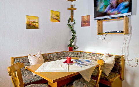 Glatzbichl: Pièce, Propriété, Salle À Manger, Design Intérieur, Meubles, Table, Jaune, Bâtiment, Maison, Immobilier