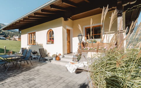 Erlachhof: Propriété, Bâtiment, Plante, Ciel, Chaise, Mobilier De Jardin, Ombre, Maison, Zone Résidentielle, Immobilier