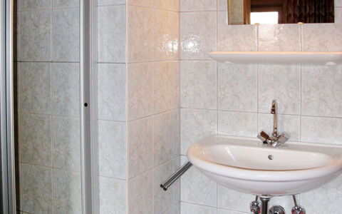 Moosen (Nki210): Salle De Bains, Pièce, Tuile, Propriété, Rouge, Design Intérieur, Mur, Luminaire Plomberie, Robinet, Armoire De Toilette