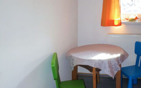 Gruber: Fenêtre, Meubles, Table, Confort, Bleu, Bois, Design Intérieur, Rideau, Bâtiment, Sol